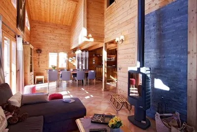 Image de Chalet, à 100m des pistes de ski, terrasse, cheminée ou poêle à bois, parking, télévision