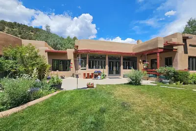Image de The 5 Star Compound is a Beautiful Secluded Property in Taos Nm