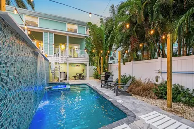 Image de Two Homes with Shared Backyard, Perfect Rental for Groups - Village Time