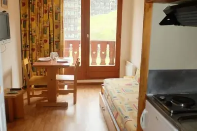 Image de 100m du centre station, 3ème étage, balcon, télévision, casier à ski, 17m², Tignes