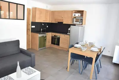 Image de 250m du centre station, Rez-de-chaussée, terrasse, parking, télévision, casier à ski, 47m²