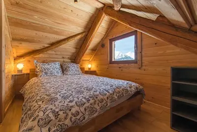 Image de Chalet, 250m des commerces, cheminée ou poêle à bois, parking, télévision, casier à ski, 84m²