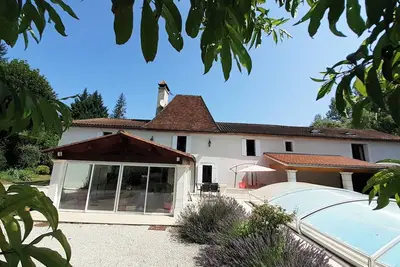 Image de Maison de Vacances au bord d'une rivière avec Piscine  privée