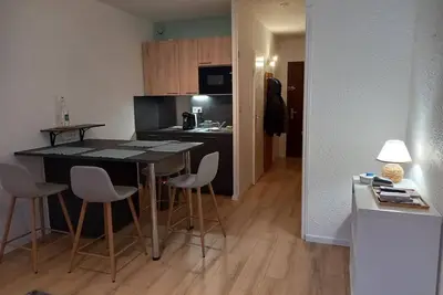 Image de 150m des commerces, 4ème étage, vue montagne, balcon, télévision, casier à ski, 26m²