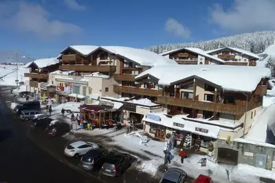 Image de 100m du centre station, 3ème étage, vue dégagée, balcon, télévision, casier à ski, 35m², Les Saisies