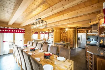 Image de Chalet, terrasse, balcon, cheminée ou poêle à bois, parking, télévision, casier à ski, 170m², Châtel