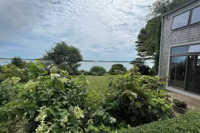 Image de Large Beach Front Home 10 minutes from Newport Ri.