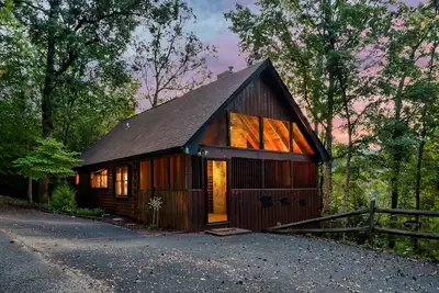 Image de Romantic Hideaway: Near Dollywood & Outlets Intimate, Fireplace, Private Hot Tub