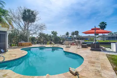 Image de 10 Mi to Dtwn: Waterfront Home in Tampa w/ Hot Tub