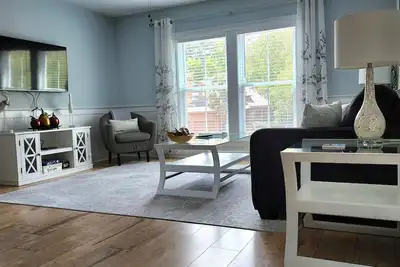 Image de Completely furnished/private 1-bedroom guest house near beaches and downtown!