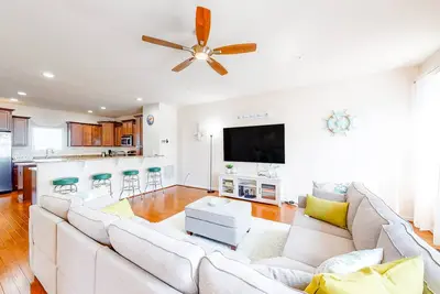 Image de Bay-view townhome with private deck, pool access, central Ac, & W/D