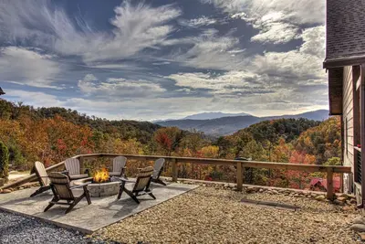 Image de Luxury Smoky Mountain Cabin | Amazing Views, Hot Tub, Fire Pit Near Pigeon Forge