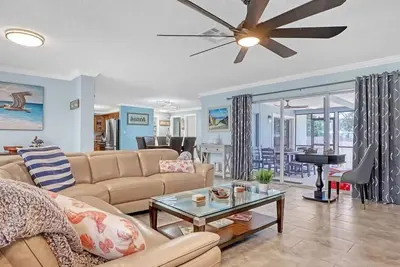 Image de Surf's Up! Your beachside oasis