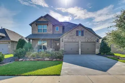 Image de 9 Mi to Frisco Square: Stylish Home w\/ Backyard