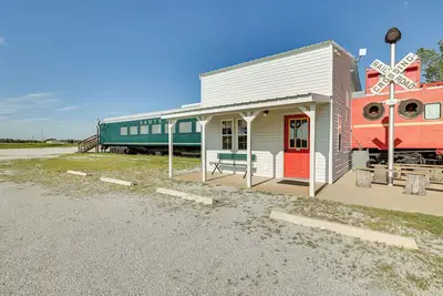 Image de Charming Converted Railcar Studio in Joplin!