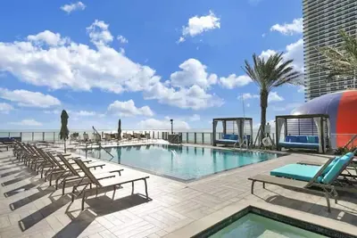 Image de Ocean Front 2 Bedroom Condo On the beach\n