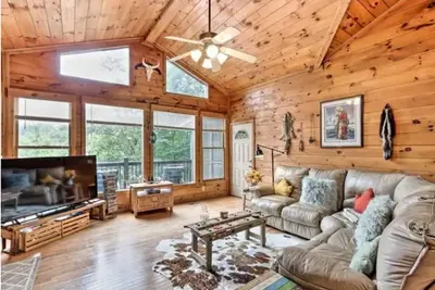 Image de Katahdin Cabin, tranquil n rustic with inside hot tub, close to town! Romantic! \n
