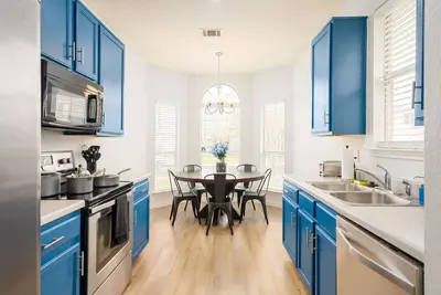 Image de Super Clean/ Fun Environment! Low Cleaning Fee!