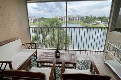 Sunrise & Sunset views, Pool, 1/2 mile to beach!