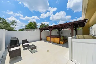 Image de Paradise in Brandon with luxurious 6 person jacuzzi.