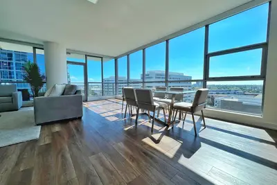 Image de Modern High Rise - 2br 2ba, Pool, Gym, and Amazing Sunset Views!