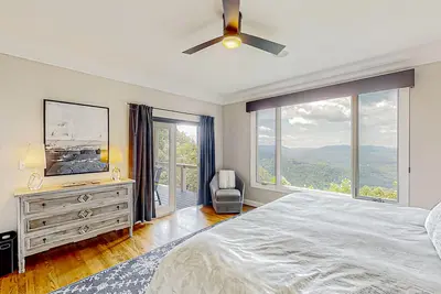 Image de Jump Off Rock Retreat | Outdoor lover's house with mountain views