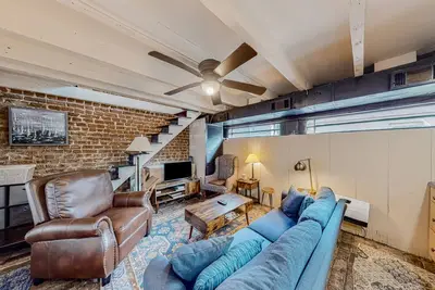 Atmospheric carriage house steps from Forsyth Park, great for long stays
