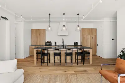 Image de 5br City Loft - Atop Natural Wine Bar! Steps to Downtown & Magazine!