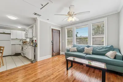 Image de Sunny 2 Bedroom Home with Backyard and Front Porch in Seminole Heights