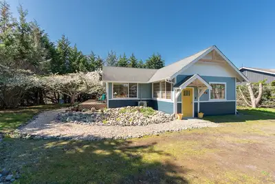 Image de Sequim Escape w\/ Gas Grill & Deck, Walk to Beach!