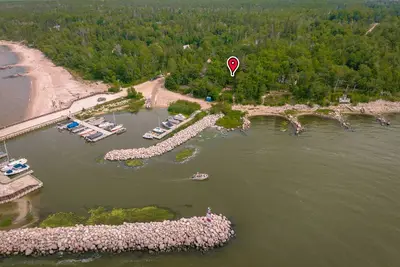 Image de 3br Harbor Front House with Fire Pit Canoe, Hammock & Bikes near Grand Beach.