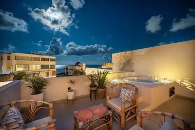 Image de Seaside Penthouse! Rooftop Jacuzzi & Ocean Views!