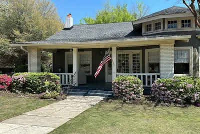 Image de Ua Gameday - newly renovated home short walk to Bd Stadium and Downtown T-Town!