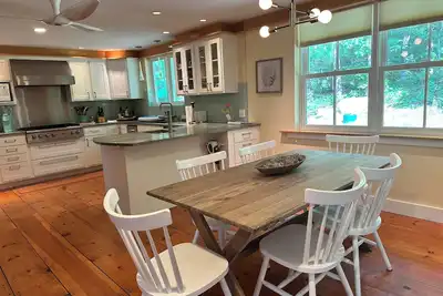 Image de Quiet Edgartown vacation home - 10 minutes from door to beach chair!