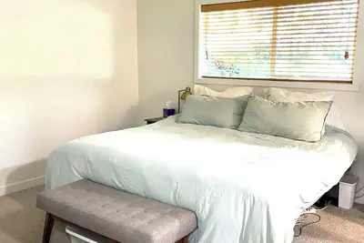 Image de Spacious and cozy 3br, 2. 5ba house w/ deck & large private fenced in yard!