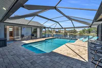 Image de Villa McArita - 4 bedroom home w. heated pool on the water