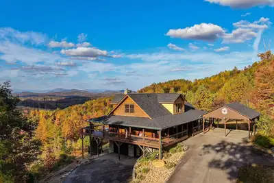 Image de Come To Escape - Stunning home with game room, hot tub, pet friendly!