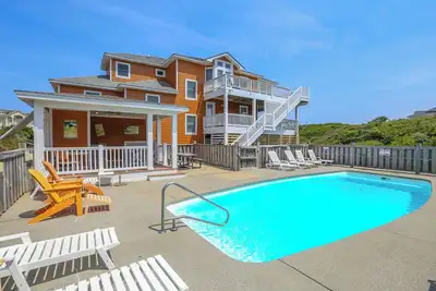 Image de 7 Br Semi-Oceanfront home with private pool - 100 yards to a beach access!