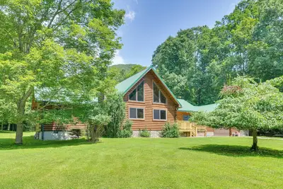 Image de Serene Valley Bend Cabin Rental: 7 Private Acres!