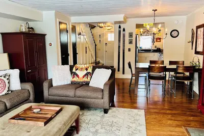 Image de Slopeside Lodge -Ski In/Out at Tollhouse Lift & 3 Minutes to Stowe Mtn.