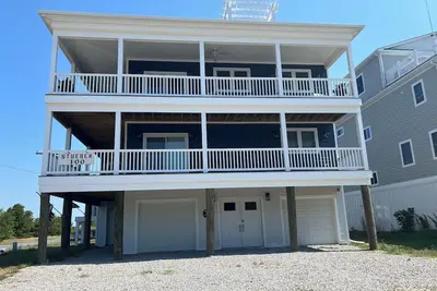 Image de Beach House, Hidden Gem, Relax, Water Views, Bay Breezes & Decks & Hot Tub