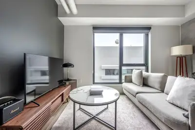 Image de Luxe SoMa Studio w/ Gym, Courtyard & W/D, nr Supermarket, by Blueground