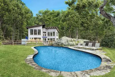 Image de Sunny East Hampton architectural gem with Pool and Hot tub, minutes to beach
