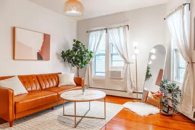 Image de East Rock Gem: 5 min to Yale, King Bed, Fast WiFi & Parking