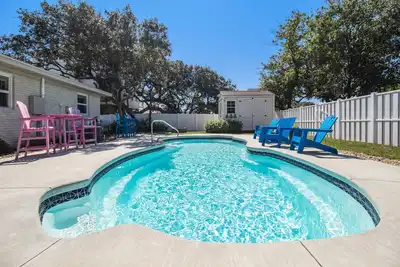 Image de Updated Beach Cottage with Wonderful Pool Near Beach Access