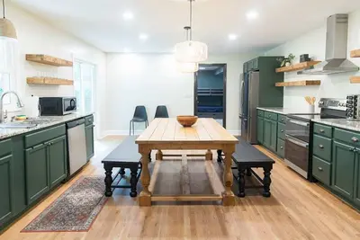 Image de Fenced In|10 Min To Dt|Sleeps 14|Walk In Shower