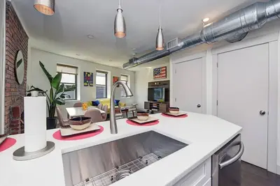 Image de 2 King Beds- Sleeps 16! Vibrant - Parking - Vibrant~ No Steps