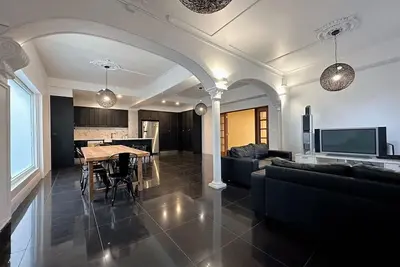 City Retreat for 8 with Spacious Rooms