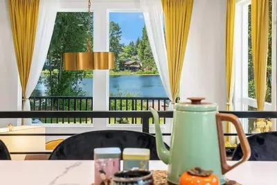 Image de Brand New Modern Lake Front Paradise | Rv Parking