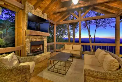 Image de \"Altitude Blue Ridge\" Most Amazing Views formerly The Flight Deck. 4 bedrooms All King Beds!
